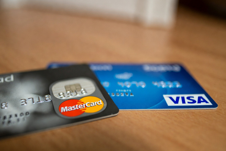 «Если Mastercard и Visa будут отключены, это отбросит нас в 1950-е годы». Британские банки обсудят создание национальной платёжной системы